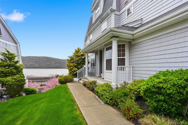136 Hudson Pointe Drive, Poughkeepsie, NY 12601