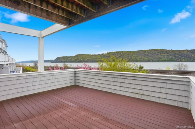 136 Hudson Pointe Drive, Poughkeepsie, NY 12601