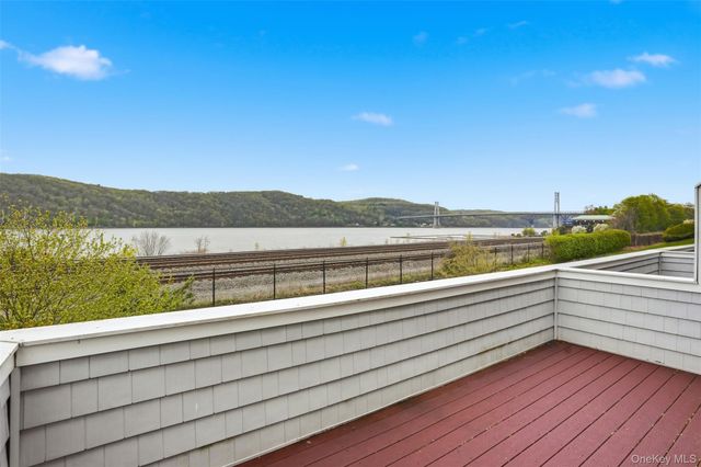 136 Hudson Pointe Drive, Poughkeepsie, NY 12601