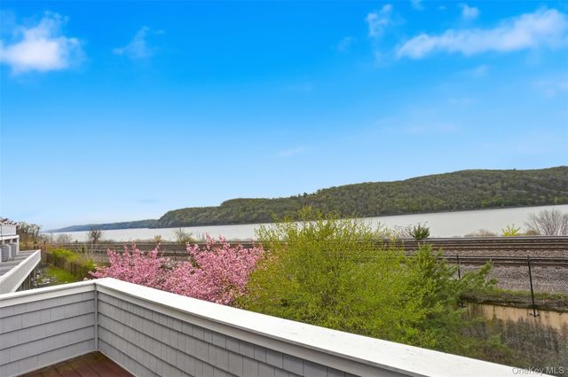 136 Hudson Pointe Drive, Poughkeepsie, NY 12601