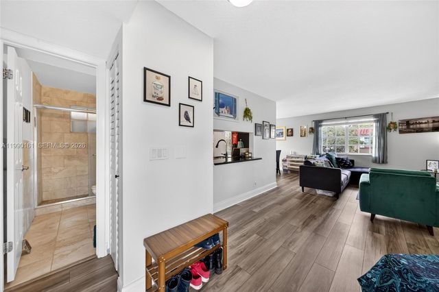 365 SW 86th Ave 201, Pembroke Pines, FL 33025