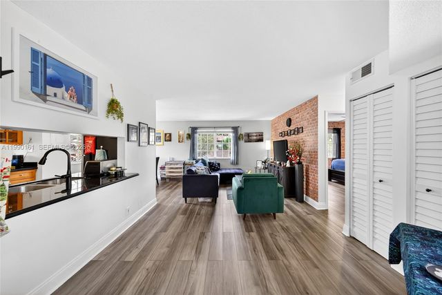 365 SW 86th Ave 201, Pembroke Pines, FL 33025