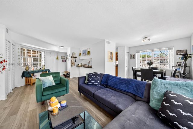 365 SW 86th Ave 201, Pembroke Pines, FL 33025