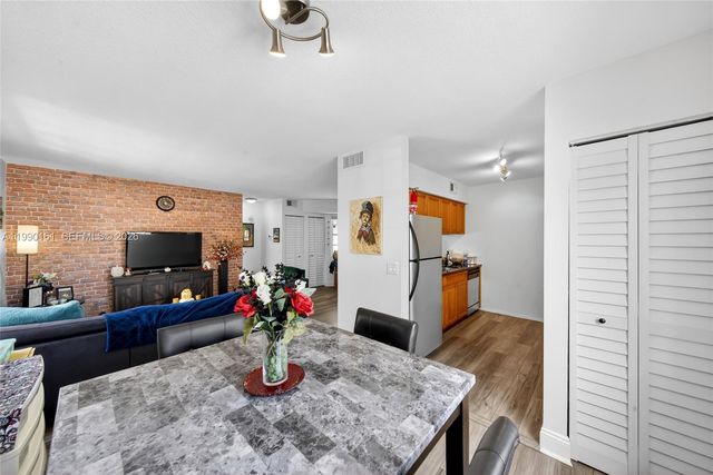 365 SW 86th Ave 201, Pembroke Pines, FL 33025