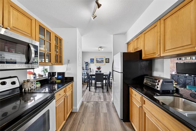 365 SW 86th Ave 201, Pembroke Pines, FL 33025