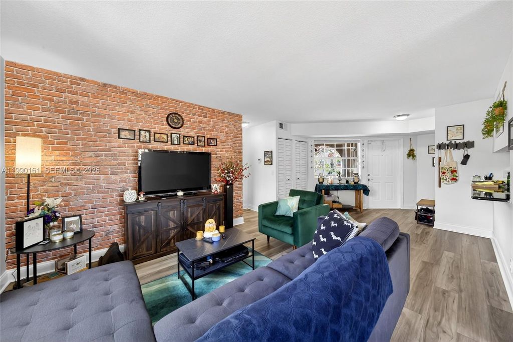 365 SW 86th Ave 201, Pembroke Pines, FL 33025