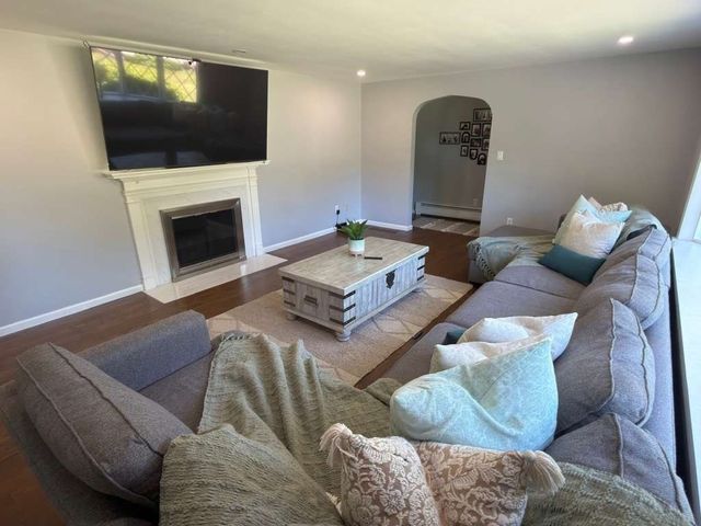 91 Pleasant St, Northborough, MA 01532