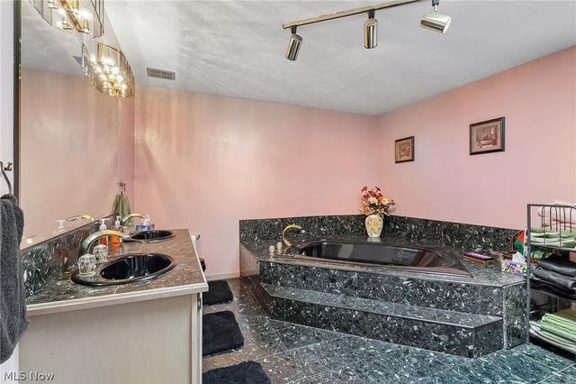 10037 Jamestown Drive, North Royalton, OH 44133