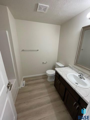 9308 W 32nd St Street 2, Sioux Falls, SD 57106