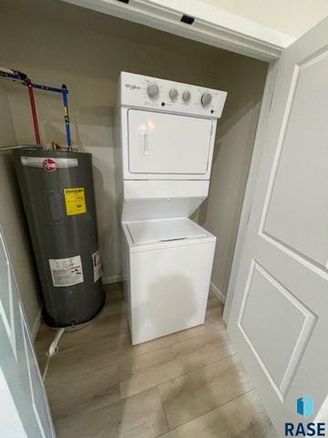 9308 W 32nd St Street 2, Sioux Falls, SD 57106