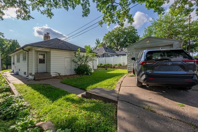 2415 Glen Place, Davenport, IA 52804