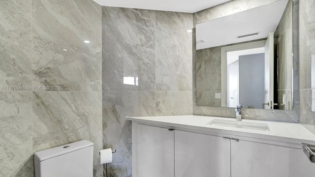 1000 E Island Blvd 1004, Aventura, FL 33160