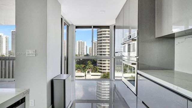 1000 E Island Blvd 1004, Aventura, FL 33160