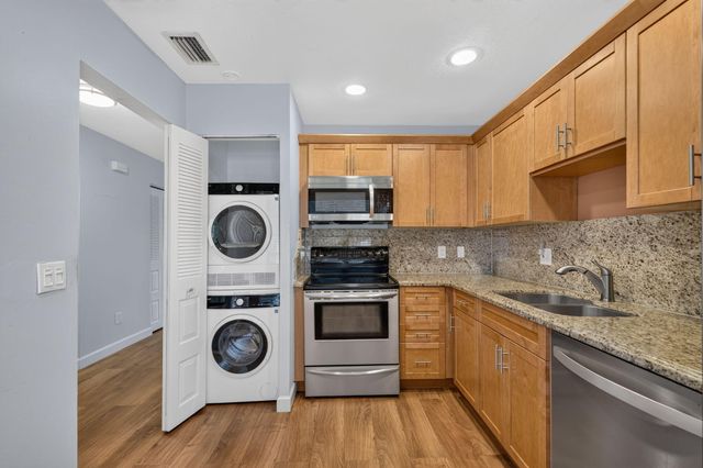 21501 JUEGO Circle 29F, Boca Raton, FL 33433