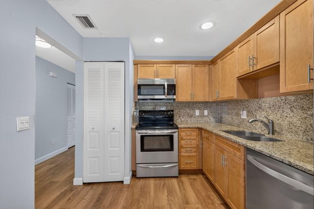 21501 JUEGO Circle 29F, Boca Raton, FL 33433