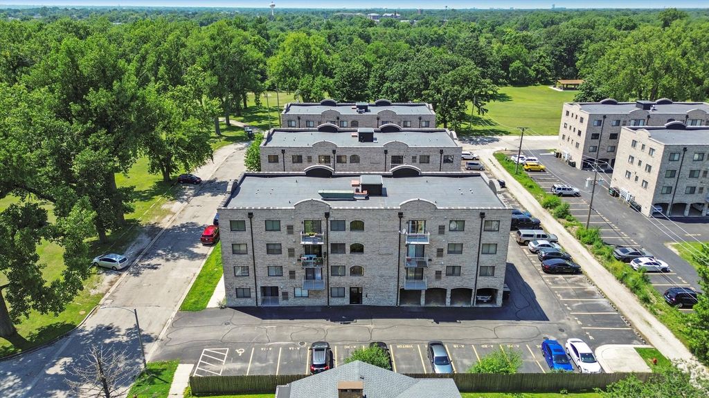 7316 40th Street 4F, Lyons, IL 60534