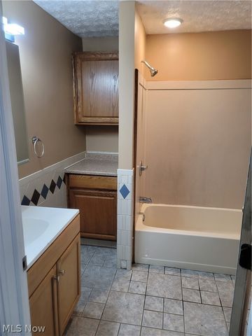 49 15th Street NW, Barberton, OH 44203