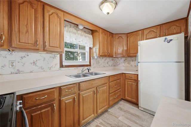 3700 Sylvester Drive, Dryden Township, MI 48428