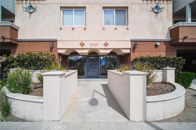 13951 Sherman Way 204, Van Nuys, CA 91405