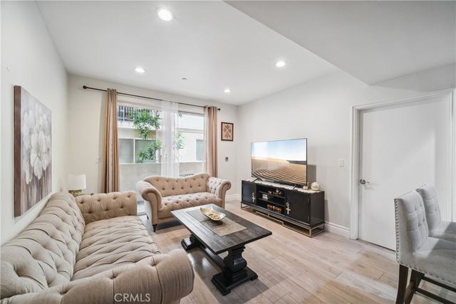 13951 Sherman Way 204, Van Nuys, CA 91405