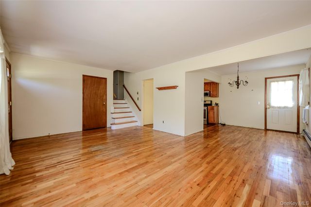 87 Central Park Road, Plainview, NY 11803