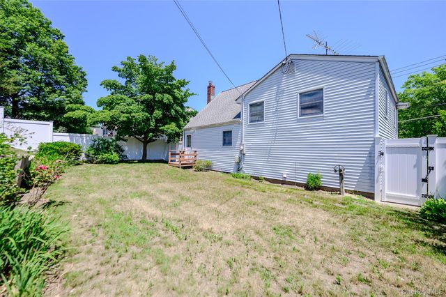 87 Central Park Road, Plainview, NY 11803