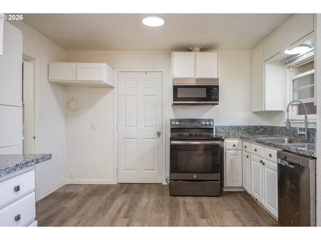 13983 TAYLOR Ln, Oregon City, OR 97045