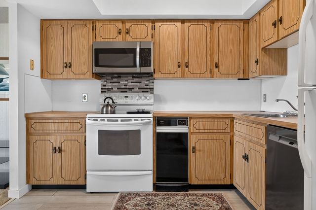 19 Schooner Ln 19, Quincy, MA 02171