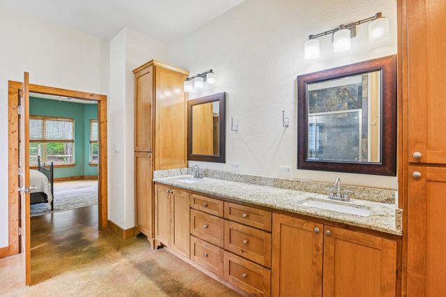 267 Corral RD, Smithville, TX 78957