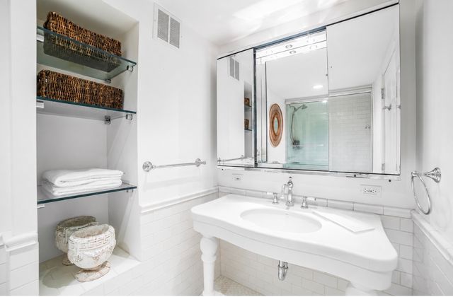 100 E Huron Street 3504, Chicago, IL 60611