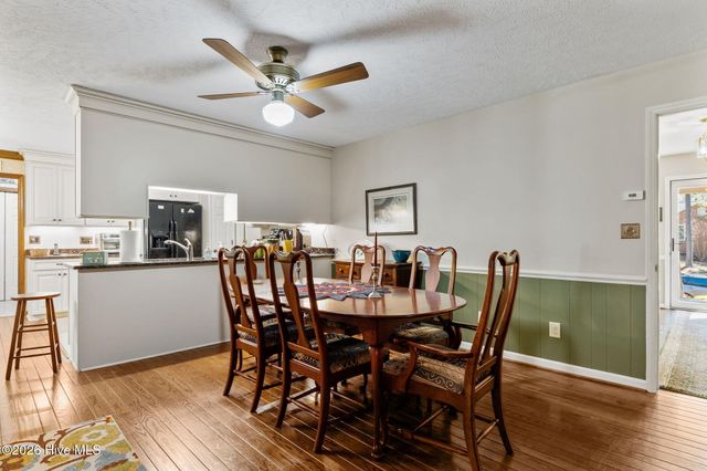 205 W Hedgelawn Way, Southern Pines, NC 28387