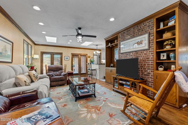 205 W Hedgelawn Way, Southern Pines, NC 28387