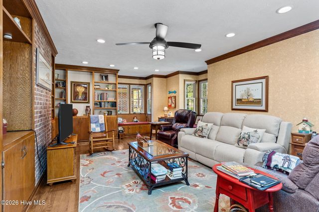 205 W Hedgelawn Way, Southern Pines, NC 28387