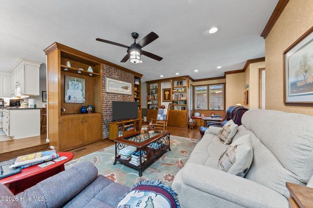 205 W Hedgelawn Way, Southern Pines, NC 28387