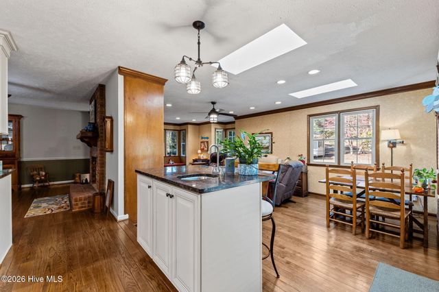 205 W Hedgelawn Way, Southern Pines, NC 28387