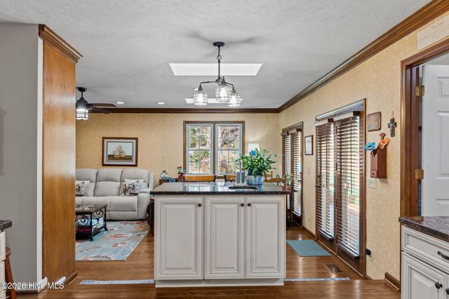 205 W Hedgelawn Way, Southern Pines, NC 28387