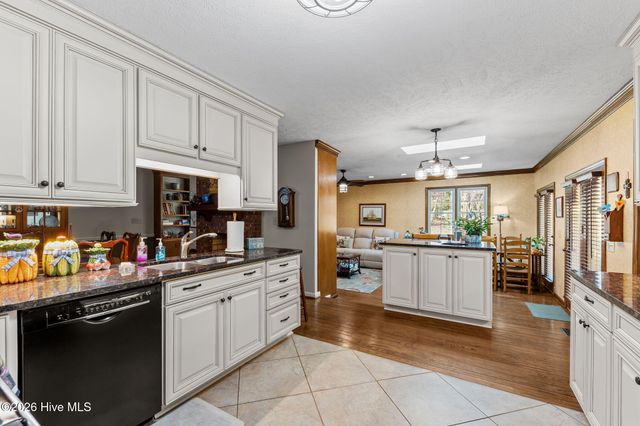 205 W Hedgelawn Way, Southern Pines, NC 28387