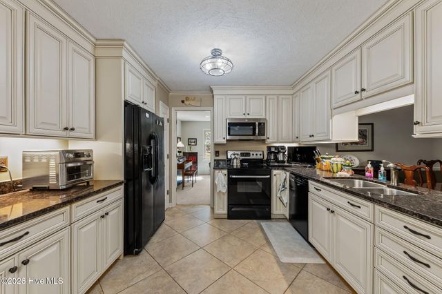 205 W Hedgelawn Way, Southern Pines, NC 28387