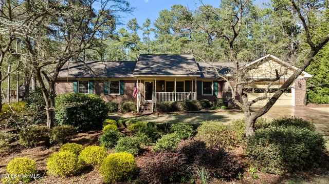 205 W Hedgelawn Way, Southern Pines, NC 28387