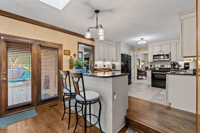 205 W Hedgelawn Way, Southern Pines, NC 28387