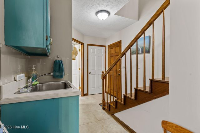 205 W Hedgelawn Way, Southern Pines, NC 28387