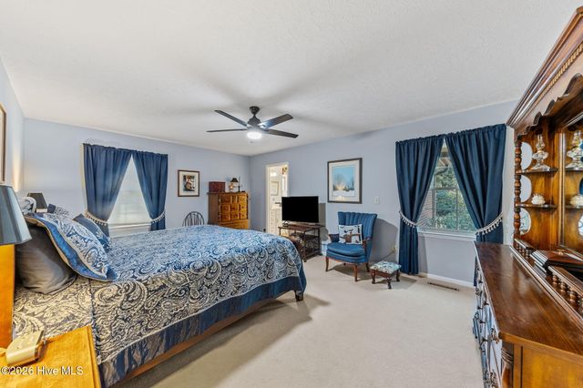 205 W Hedgelawn Way, Southern Pines, NC 28387