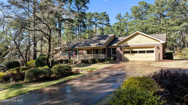 205 W Hedgelawn Way, Southern Pines, NC 28387