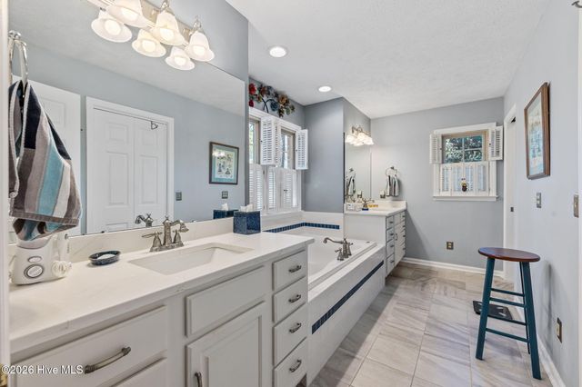 205 W Hedgelawn Way, Southern Pines, NC 28387