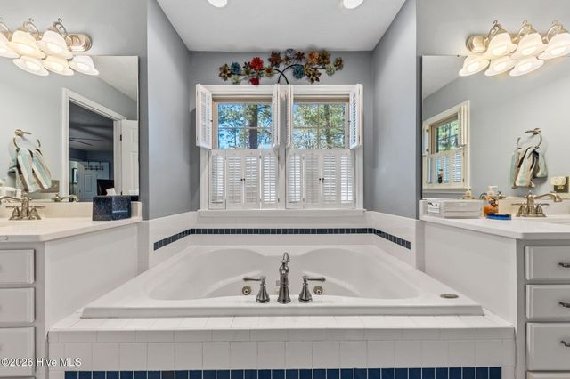 205 W Hedgelawn Way, Southern Pines, NC 28387