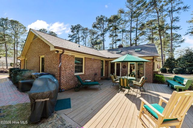 205 W Hedgelawn Way, Southern Pines, NC 28387
