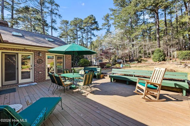 205 W Hedgelawn Way, Southern Pines, NC 28387