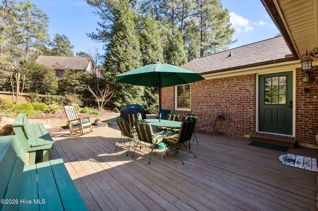 205 W Hedgelawn Way, Southern Pines, NC 28387