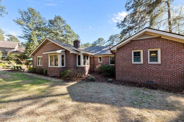 205 W Hedgelawn Way, Southern Pines, NC 28387