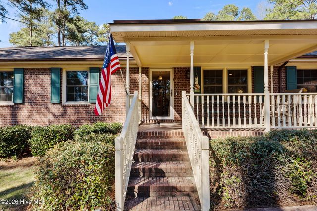 205 W Hedgelawn Way, Southern Pines, NC 28387